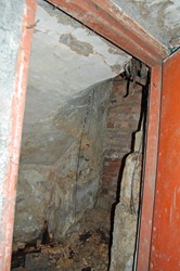 <p>Achteruitgang van de linker kelder onder het achterhuis. Deze opening is nog niet zo lang geleden dichtgemetseld. </p>
